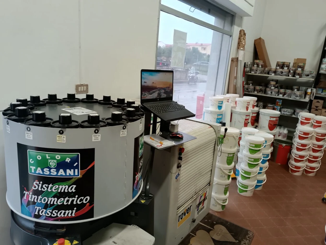 Sistema tintometrico Tassani in funzione nel negozio di Carbonia