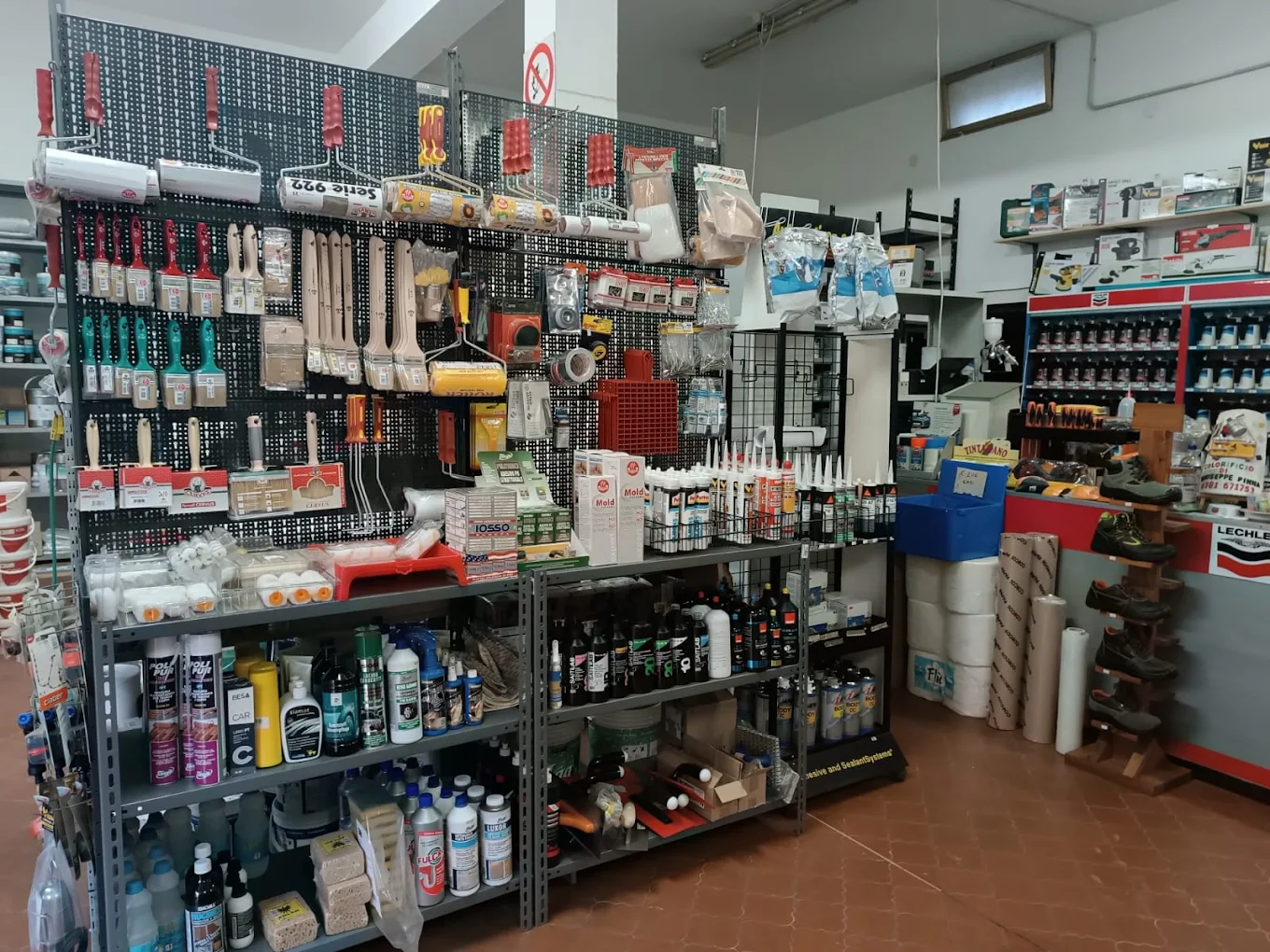 Reparto pennelli, rulli, sigillanti e attrezzature per la verniciatura
